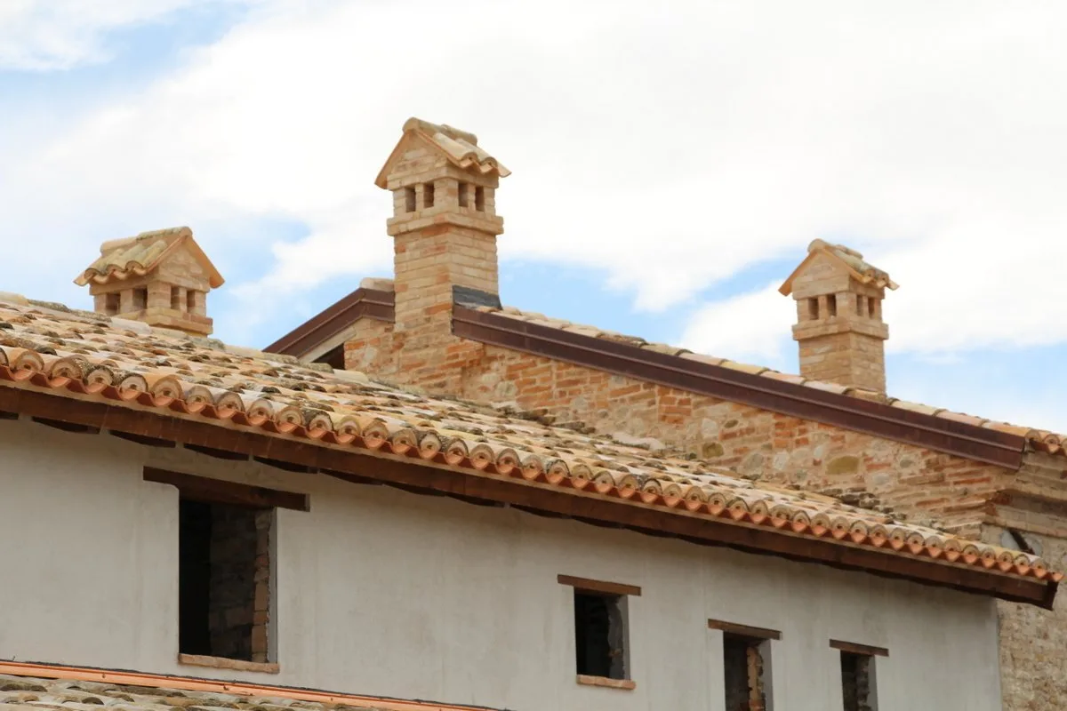 Tetto in coppi con comignolo
