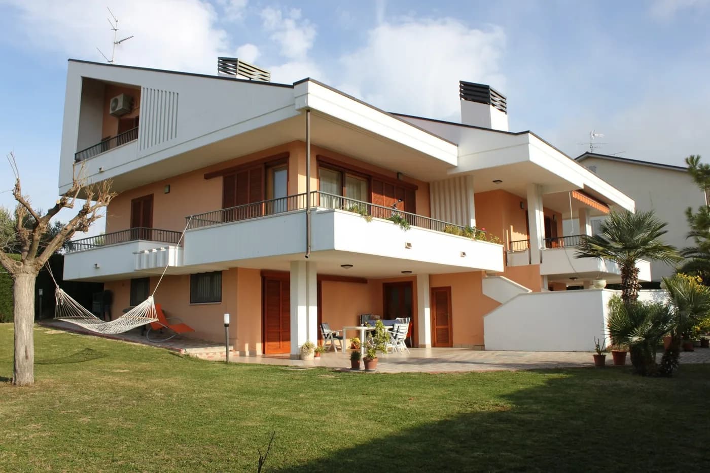 Villa moderna con giardino