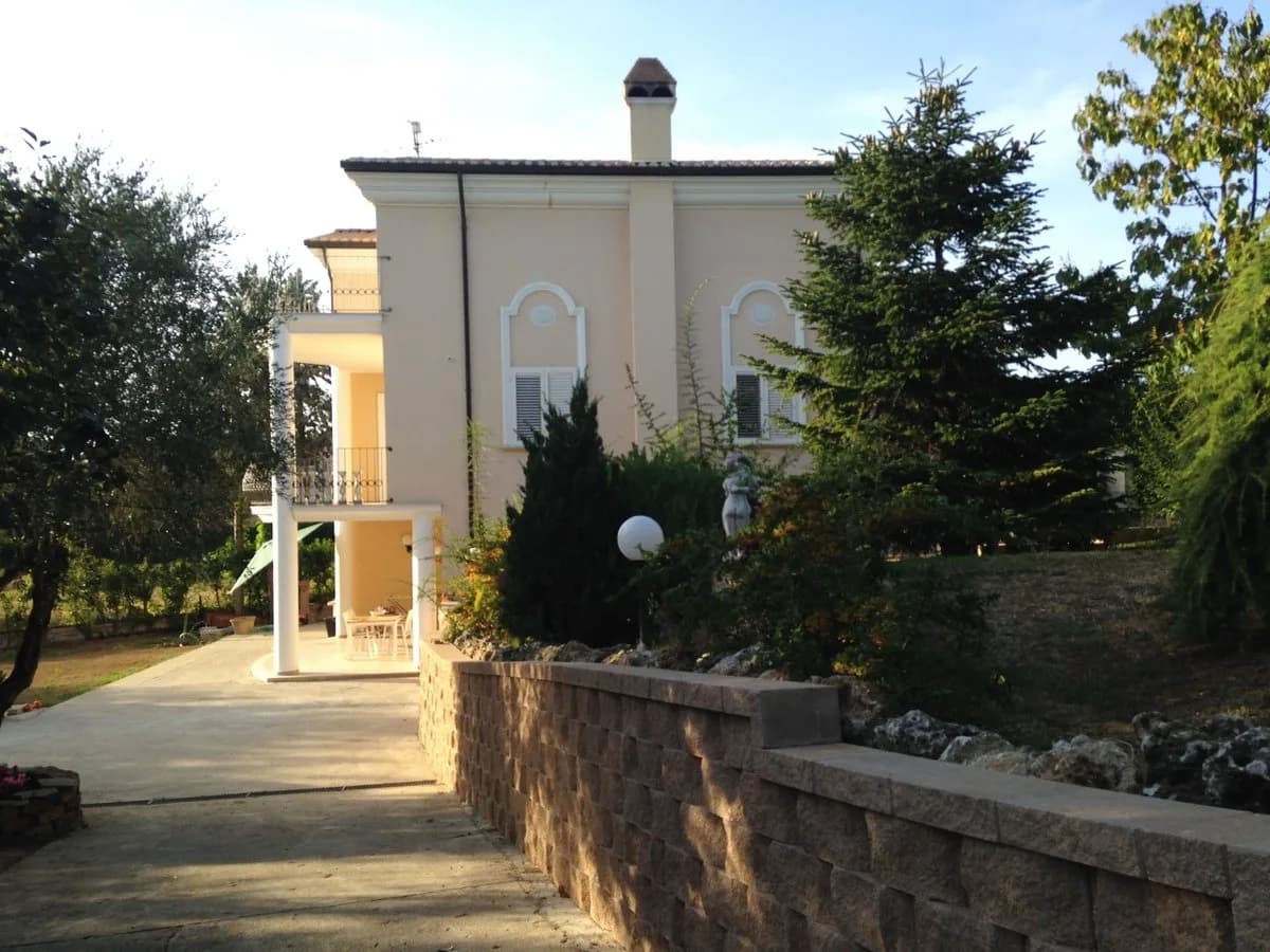 Villa con giardino